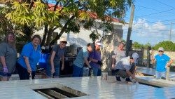 Sœur Luke et des bénévoles construisent une maison au Belize.
