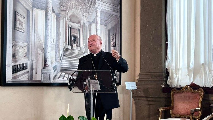 Kardinali Gianfranco Ravasi akifafanua kitaalimungu kazi ya Wimbo wa Sifa