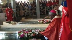 Mgr François-Xavier Maroy mettant des gerbes de fleurs sur les tombes de trois évêques martyrs de Bukavu - Photo d'illustration 
