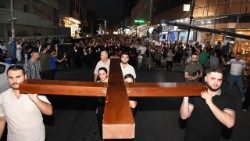 I Erbils förort Ankawa i Irak har katolska, ortodoxa och assyriska kristna tillsammans firat det heliga korsets upphöjelse inför högtiden den 14 september. I Irak byggs samhällen upp efter tider av våld. 
