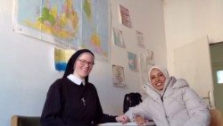Soeur Sandra en compagnie d'une jeune réfugiée. 