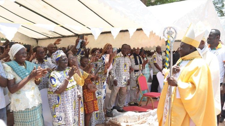 Mgr Armand Koné, archevêque de Korhogo en Côte d'Ivoire, entouré des fidèles le jour de son ordination épiscopale, samedi 5 avril 2025.