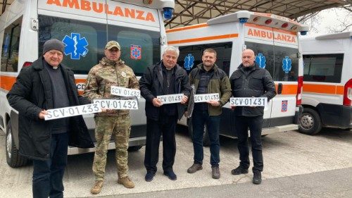 Entrega de ambulâncias, em Zaporizhzhia, com as placas do Vaticano removidas