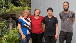 A família do adolescente que recebeu o milagre: a amiga Chica que coordena o evento em Campo Grande, a vó Solange, o próprio Matheus e o irmão Angelo