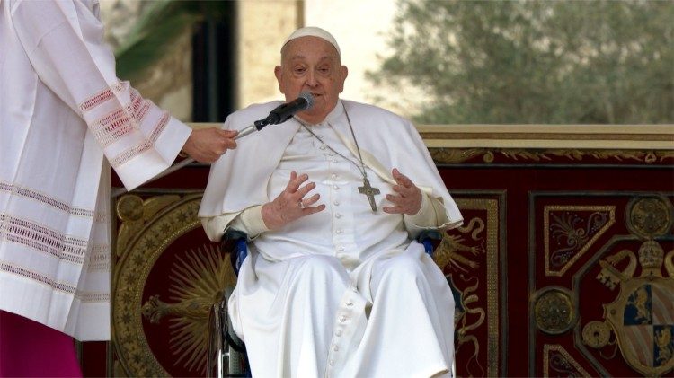 Den Text zum Angelus sprach Franziskus noch nicht selbst, er wurde wieder vom Vatikan verbreitet - aber einige Grußworte sprach der Papst, als er überraschend zum Ende der Messe kam 