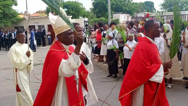 Dom Fernando Francisco, Bispo Auxiliar de Luanda, na procissão do Domingo de Ramos e início da Semana Santa