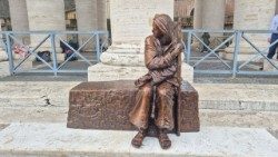 Die neue Statue auf dem Petersplatz