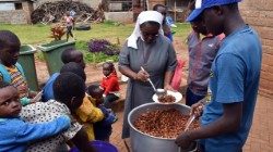 As crianças da "Amani Children’s Family" recebem de refeição uma mistura de milho e feijão chamada “githeri”