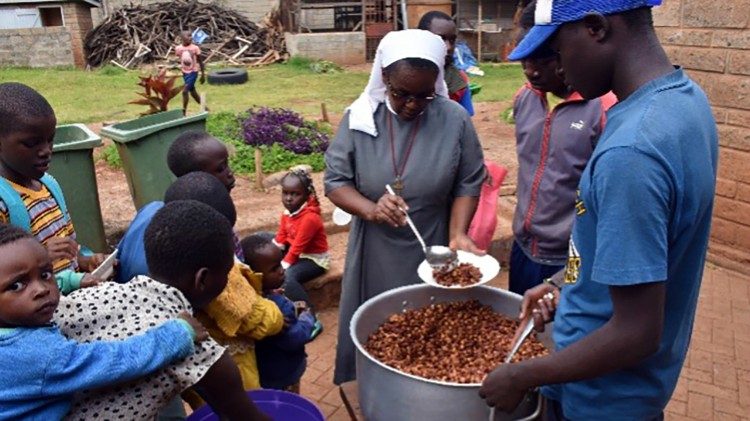 As crianças da "Amani Children’s Family" recebem de refeição uma mistura de milho e feijão chamada “githeri”