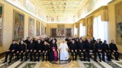 Papa sa studentima Papinske crkvene akademije (arhivska fotografija)