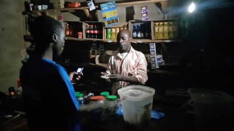 Une famille ayant reçu des lampes solaires