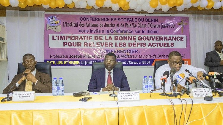 Vue d'ensemble du présidium de la conférence publique du 10 avril à l'Institut des artisans de justice et de paix (Iajp) de Cotonou, au Bénin