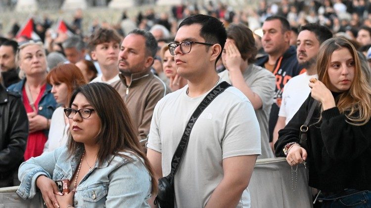 Różaniec za śp. Ojca Świętego Franciszka na Placu św. Piotra (ks. Marek Weresa)