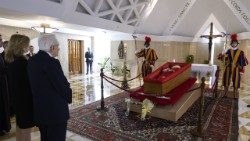 2025.04.22 Pres. Sergio Mattarella omaggia le spoglie di Papa Francesco