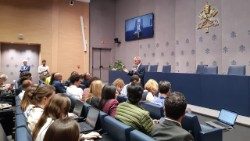 Presskonferens i Heliga stolen pressrum med presstalesman Matteo Bruni om den andra kardinalkongregationen
