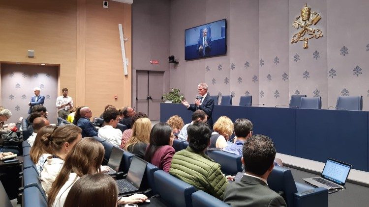 Presskonferens i Heliga stolen pressrum med presstalesman Matteo Bruni om den andra kardinalkongregationen