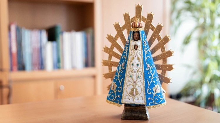 Soška Panny Marie z argentinského poutního místa Luján 
