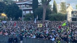 Udeleženci med bogoslužjem Pot luči