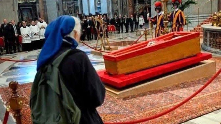 Sestra Geneviève se modlí před rakví papeže Františka