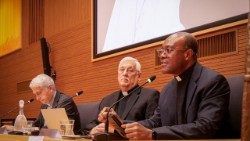 አባ አርቱሮ ሶሳ፣ የኢየሱሳዊያን ማኅበር የበላይ አለቃ (መአከል ላይ የሚገኙት)