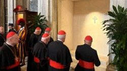 Membri ai Colegiului cardinalilor la mormântul Papei Francisc din Bazilica Santa Maria Maggiore (duminică, 27 aprilie 2025)