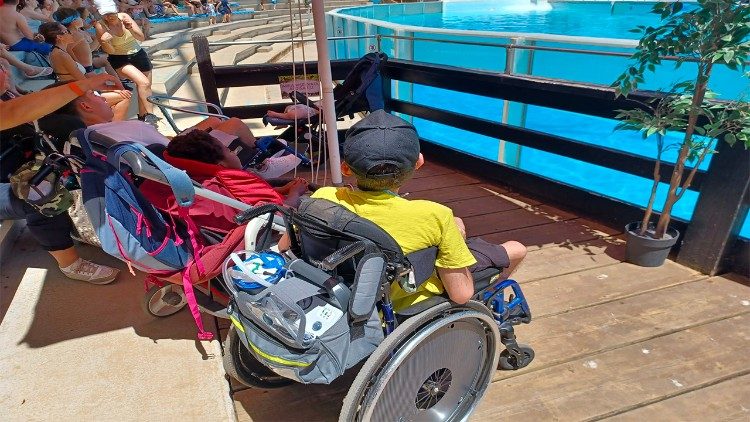 Pessoas com deficiência assistidas por voluntários