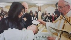 Papa Francesco battezza la piccola Giulia a Casa Santa Marta