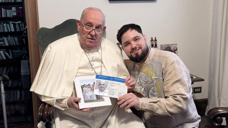 Denys předává dárky papeži Františkovi