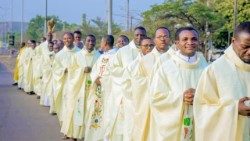 Participantes na 50ª Assembleia Geral da União do Clero do Benin (UCB), durante a procissão