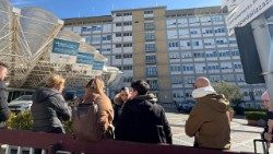 Devant l'hôpital Gemelli à Rome, le 16 février 2025. 