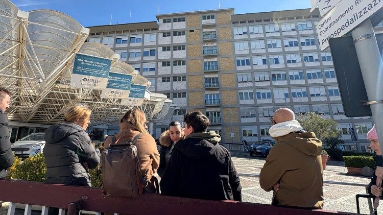 Devant l'hôpital Gemelli à Rome, le 16 février 2025. 