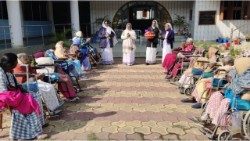 Les sœurs de la Congrégation des Filles de Sainte-Anne s'occupant des personnes âgées.