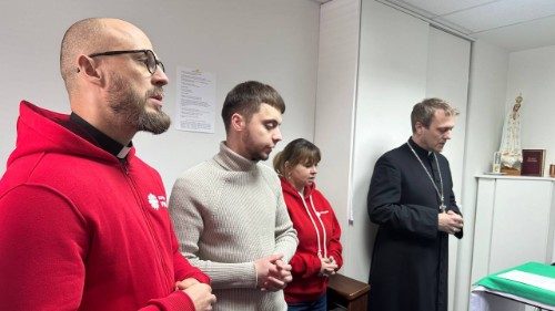 Monsignor Oleksandr Yazlovetskiy nella sede della Caritas-Spes a Kyiv