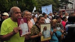 Troende i Buenos Aires samledes mandag eftermiddag for at bede for pave Frans.