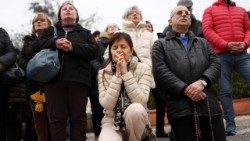 Modlitba za zdraví papeže Františka před římskou nemocnicí Gemelli