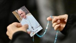 Duke u lutur për Papa Françeskun në Gemelli