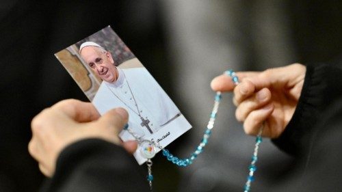 In preghiera per Papa Francesco al Gemelli