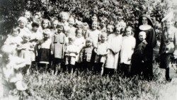 Sr. Rozalia Sidełko so skupinou detí zo sirotinca, medzi ktorými sú židovské deti
