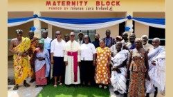 Les sœurs avec Mgr John Alphonse Asiedu, les chefs et les personnes âgées d’Amankwakrom au cours de l’inauguration du nouveau service de maternité. Photo: sœur Sylvie Lum Cho, MSHR/Ghana.