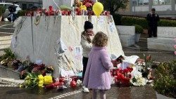 Papež: Vím, že se za mě modlí mnoho dětí; některé z nich dnes přišly sem k nemocnici „Gemelli“ na znamení blízkosti. Děkuji vám, drahé děti! 