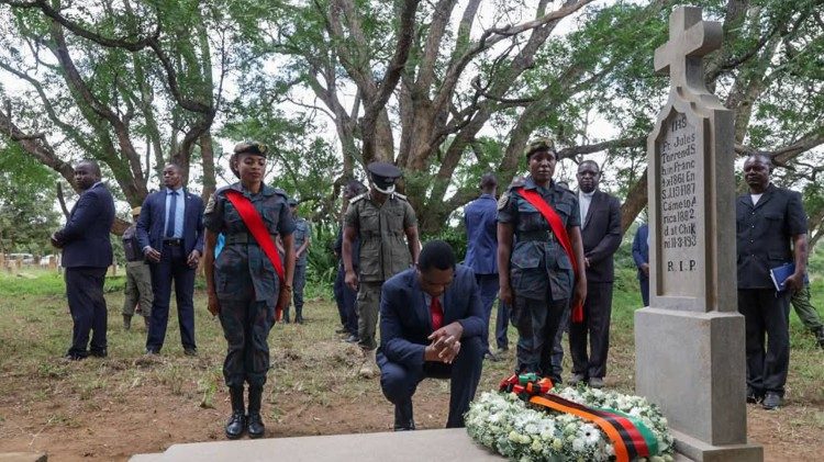 Le président Hichilema a visité les tombes des missionnaires à Chikuni. Dépôt d'une gerbe sur la tombe du père Torrend, SJ