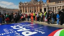 Lusofonias - Esperança 2 - Fiéis na Praça São Pedro, em Roma