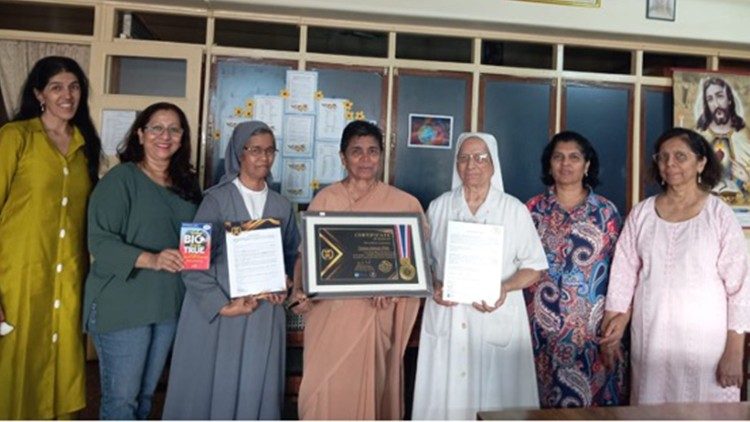 Sœur Teresa Joseph avec ses consoeurs après la remise du prix.