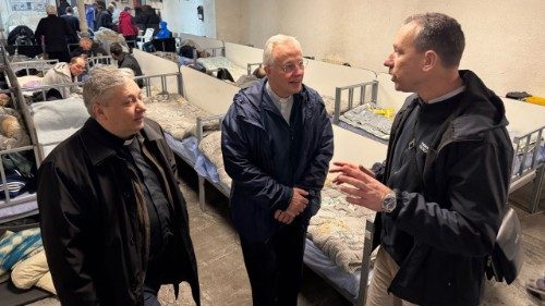 Padre Tomaž Mavrič (ao centro) em um momento da visita na Ucrânia