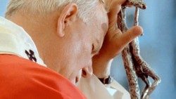 Tjugo år har gått sedan påven Wojtyła somnade in. Hans läroämbete fortsätter att inspirera vår tid, som skakas av spänningar, våld och krig.