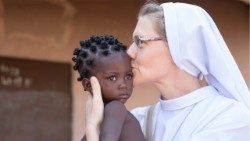 Sœur Ivančica Fulir au service des enfants du Bénin. Photo :Saša Ćetković. 