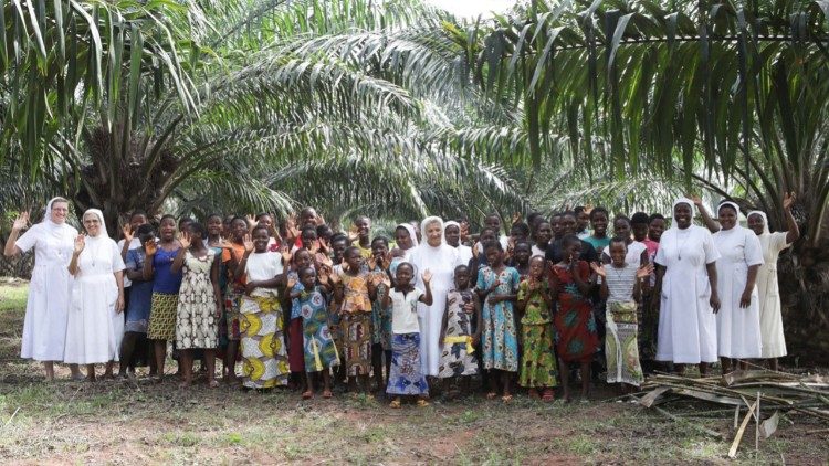 Sœur Ivančica Fulir et ses consœurs avec les enfants au Bénin. Photo: Saša Ćetković.