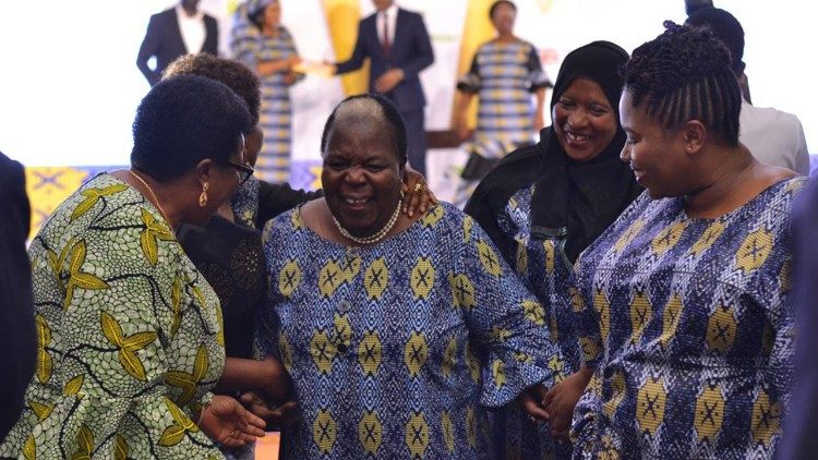 Mama Mongella katikati ya wanchama wa TWCC