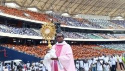 Des jeunes catholiques ivoiriens en prière devant le Très Saint-Sacrement, dimanche 30 mars, au stade Olympique Alassane Ouattara d'Ébimpé.