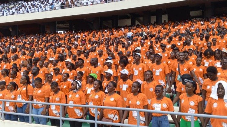 Les jeunes catholiques d'Abidjan priant pour des élections apaisées dans le pays.